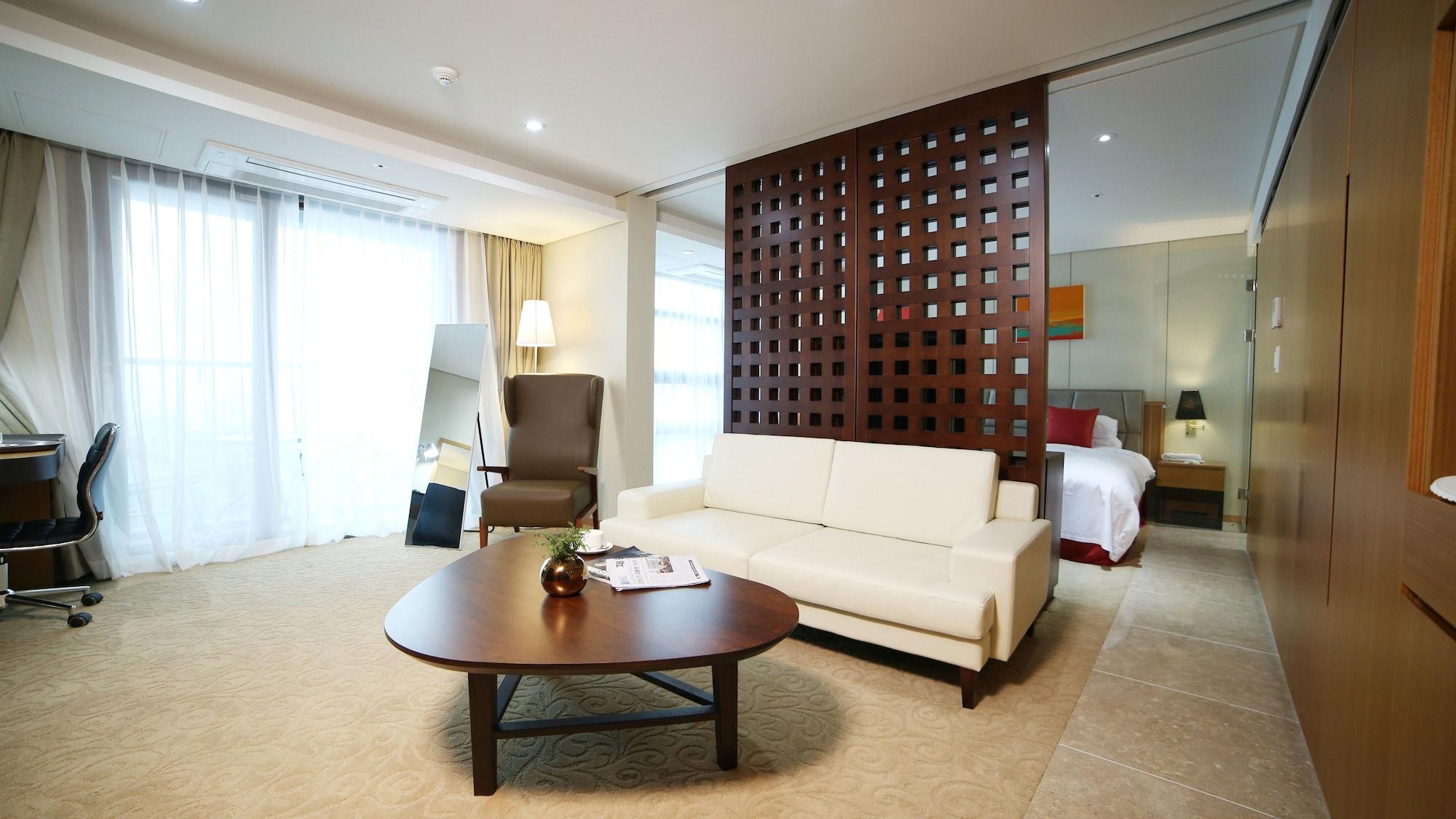 Ramada By Wyndham Hamdeok Hotel 4*