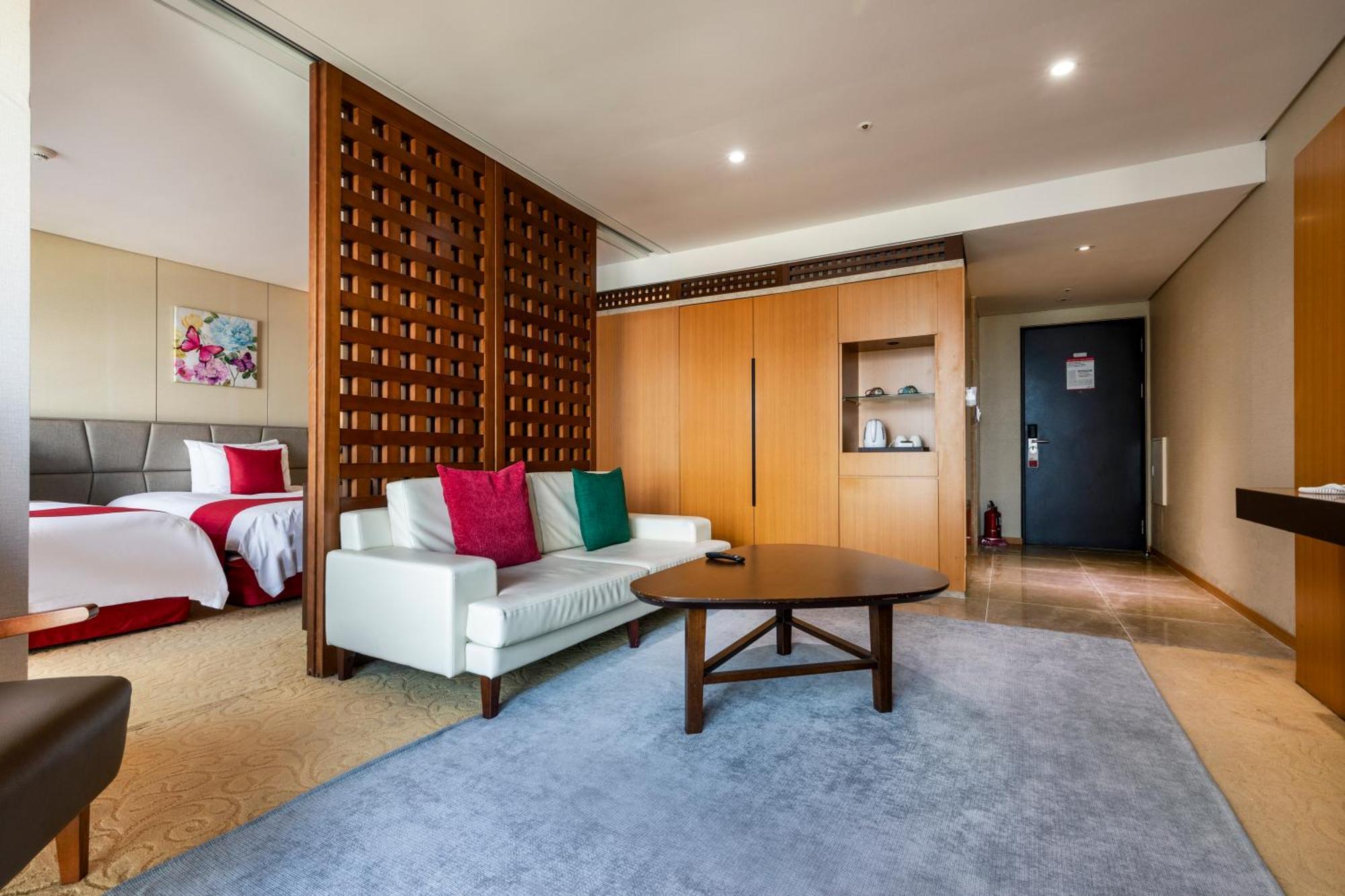 Ramada By Wyndham Hamdeok 4*
