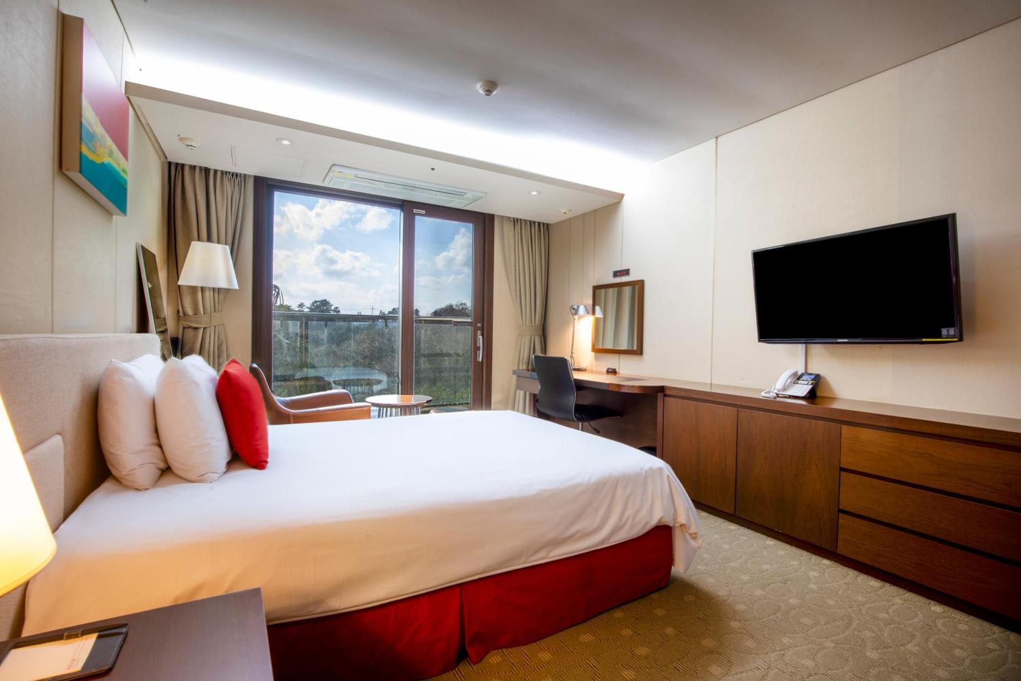 Ramada By Wyndham Hamdeok Hotel