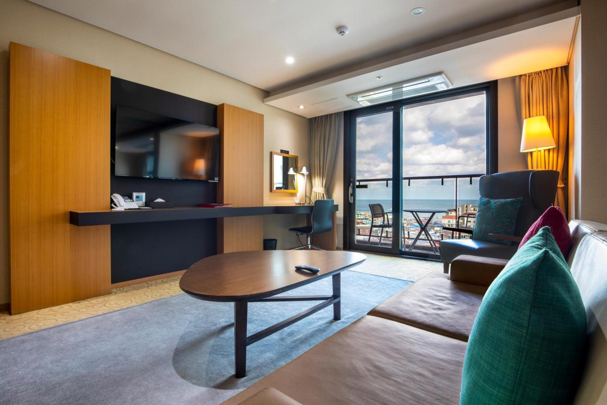 Ramada By Wyndham Hamdeok Hotel