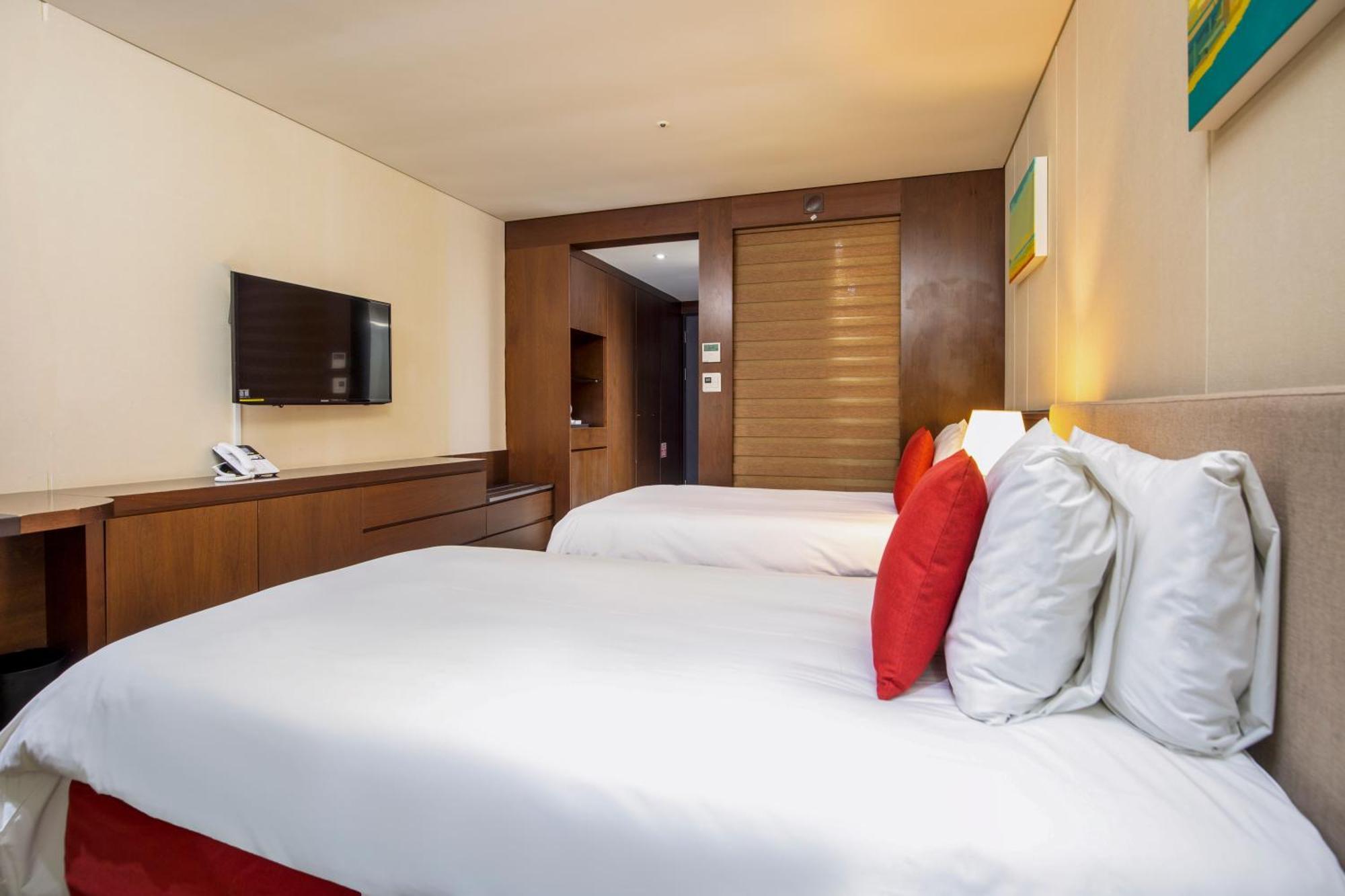 Ramada By Wyndham Hamdeok Hotel